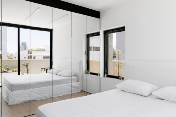 Dinding dengan cermin besar yang menciptakan ilusi ruang